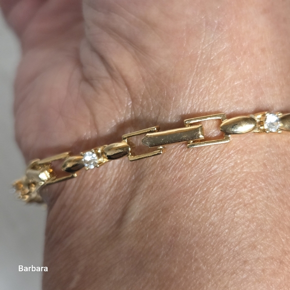 Vintage Delicate Avon Gold-tone Oval and Crystal Link Bracelet - Picture 3 of 6